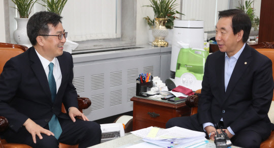 김동연 경제부총리 겸 기획재정부 장관(왼쪽)이 27일 국회를 찾아 야당 지도부를 잇따라 예방하며 추가경정예산안 처리에 대한 협조를 당부했다. 김 부총리가 국회 원내대표실에서 자유한국당 김성태 원내대표와 대화를 나누고 있다.  연합뉴스